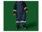 Enfant en combinaison imperméable bleu marine avec bandes réfléchissantes et baskets noires.
