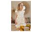 Robe fleurie pour enfant et verres sur une table.