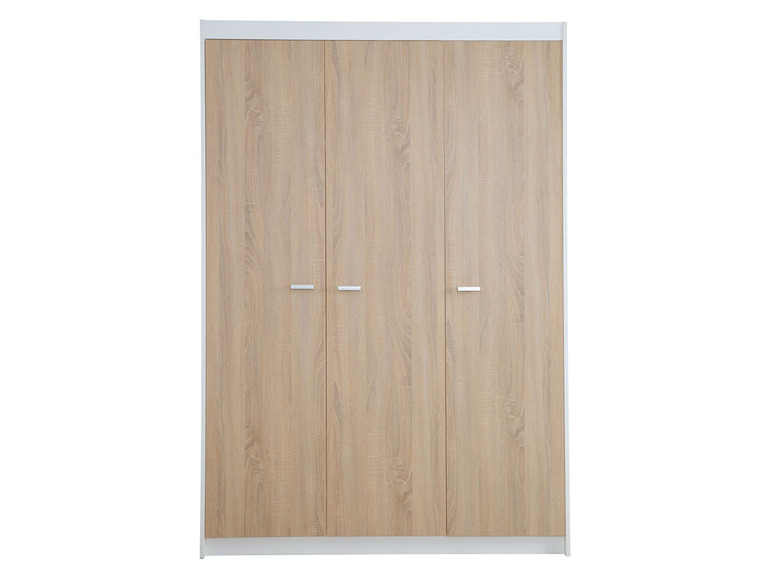 Une armoire en bois à trois portes.