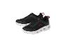 Une paire de baskets Griva noires avec des accents rouges.