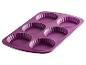 Un moule en silicone violet pour six petites tartes.