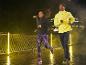 Deux personnes courent en vêtements de sport la nuit.