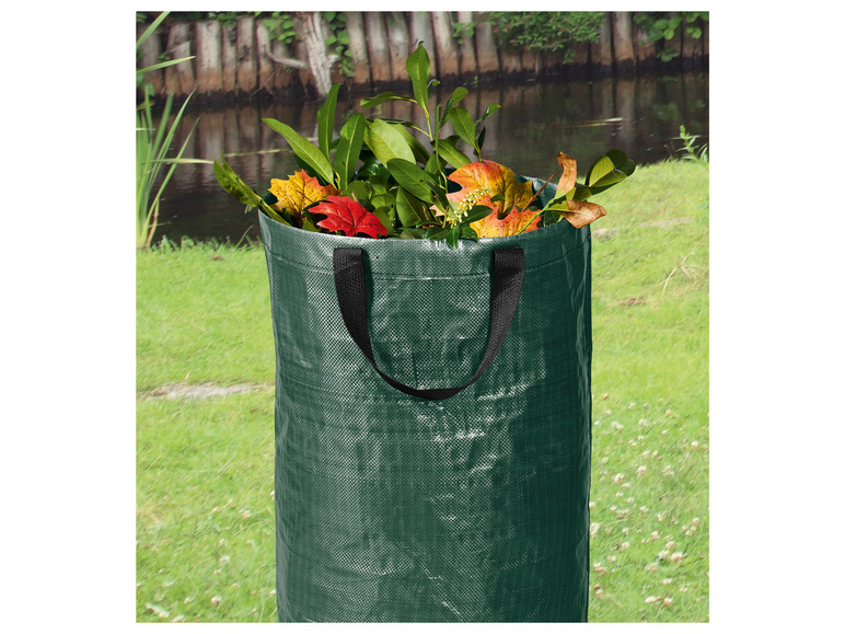 Sac poubelle vert avec des feuilles et des branches.