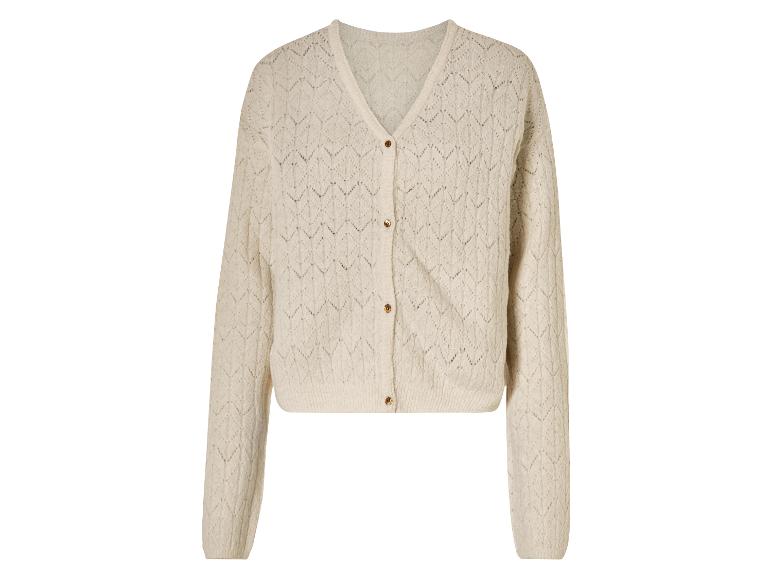 Un cardigan en tricot crème avec des boutons
