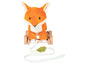Un renard en peluche sur des roues en bois avec une corde