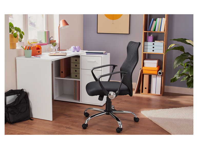 Un bureau blanc avec un fauteuil de bureau noir à roulettes