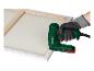Une agrafeuse Parkside verte fixant une toile sur un cadre en bois.
