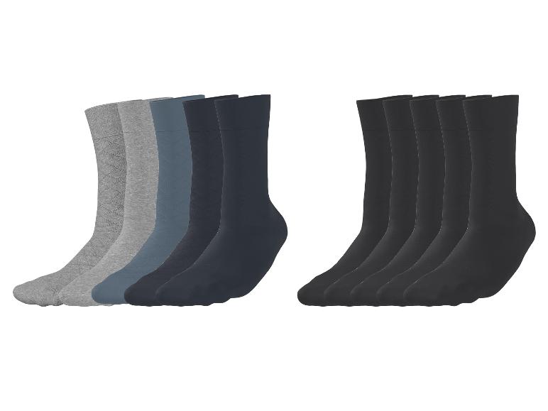 Lot de chaussettes dans les tons gris, bleu et noir, certaines avec motifs.