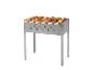 Un barbecue en métal avec des brochettes en bois avec de la viande et des légumes grillés.