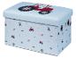 Coffre de rangement enfant bleu clair avec motif ferme et tracteur rouge sur le couvercle.