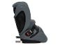 Siège auto gris pour enfant avec détails noirs et ceinture de sécurité.