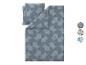 Parure de lit avec motif géométrique bleu et gris, avec échantillons de design.