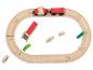 Circuit de train en bois avec un train rouge et des pièces détachées sur fond blanc