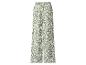 Pantalon large à motif floral sur fond blanc.