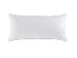 Oreiller blanc rectangulaire avec des bords passepoilés, sur fond blanc.