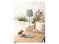 Lampe sur pied design, style nordique, sur table en bois.