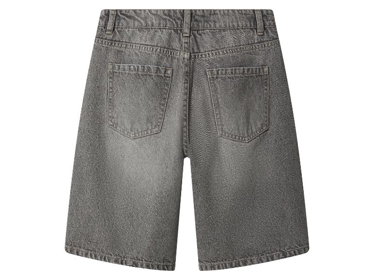 Short en jean gris avec poches arrière, vu de dos.