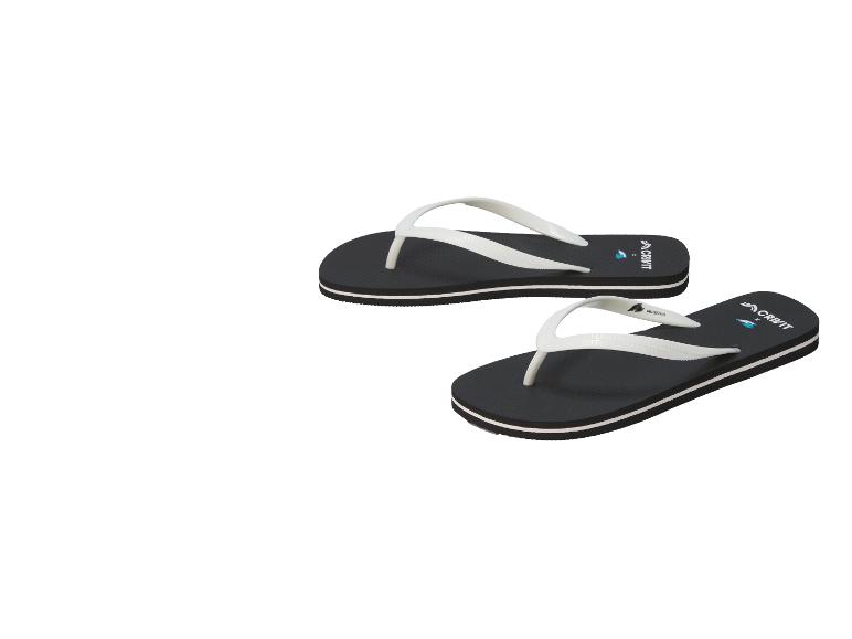 Tongs noires avec brides blanches et rayures blanches sur les côtés.