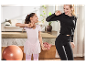 Une femme et une fille, vêtues de vêtements de sport, font du sport ensemble à la maison.