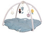 Gymnase pour bébé avec un tapis bleu et plusieurs jouets, dont un lion et un ours.