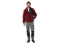 Un homme portant une veste polaire rouge et noire et un pantalon de travail gris.
