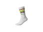 Chaussette blanche avec des rayures colorées et le mot « Newcomer » en vert.