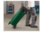 Un homme pousse un compresseur vert sur roulettes