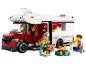 Ensemble LEGO City avec camping-car, figurines et feu de camp.
