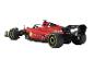 Une voiture de course de Formule 1 Ferrari rouge avec des sponsors comme Santander et Velas.