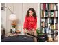 Femme nettoyant un canapé avec un nettoyeur textile dans le salon.