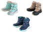Trois paires de chaussures pour enfants avec un motif floral.