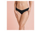 Une femme porte un bas de bikini noir.