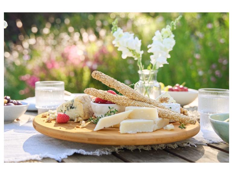 Plateau de fromages, gressins au sésame et framboises.