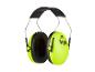 Casque anti-bruit vert vif pour enfants avec serre-tête et coquilles noires.