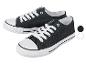 Deux paires de baskets en toile noires avec des semelles blanches.