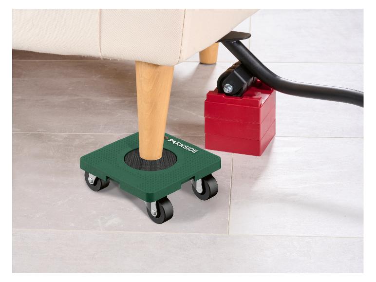 Lève-meubles Parkside et plateforme verte à roulettes sous un pied de canapé.