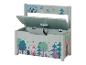 Coffre à jouets en bois en forme de banc avec un motif forestier.