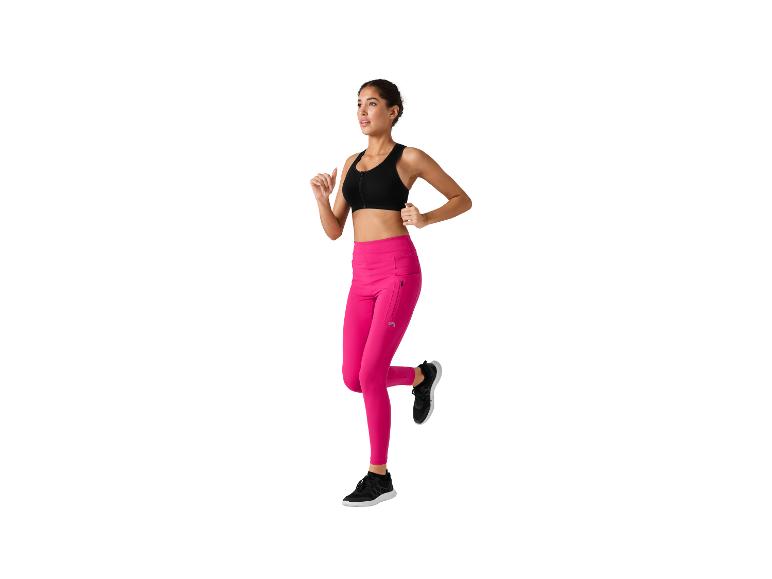 Femme courant en leggings et soutien-gorge sport rose.