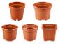Lot de cinq pots de plantation marron, ronds et carrés.