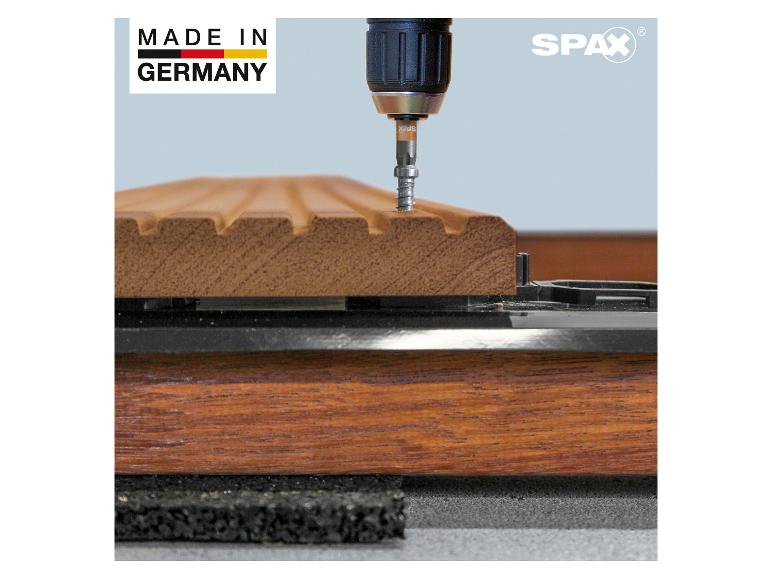 Perceuse visse une vis dans une planche de terrasse en bois, texte : MADE IN GERMANY.