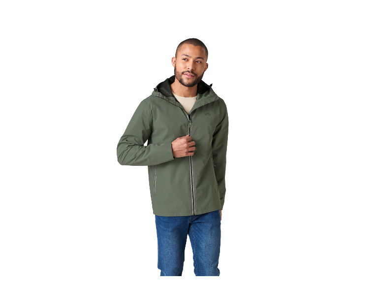 Homme portant une veste verte Regatta.