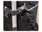 Détail d'un chariot de courses pliable avec sac en tissu noir.