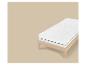 Matelas blanc avec surmatelas sur un cadre de lit en bois clair.