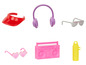 Un boombox, des lunettes de soleil, une casquette, une bouteille d'eau et des écouteurs Barbie.