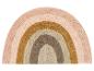 Un tapis rose, beige et marron en forme d'arc-en-ciel.