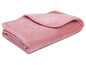 Une couverture en polaire rose pliée.
