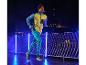 Homme en tenue de running bleu et jaune courant le long d'une balustrade