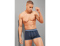 Homme portant des boxers bleu marine.