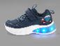 Des baskets bleues avec des lumières et un motif de camion.
