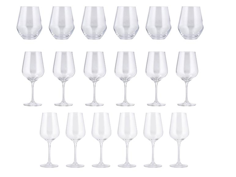 Lot de 18 verres transparents : 6 sans pied, 6 à vin et 6 flûtes à champagne.